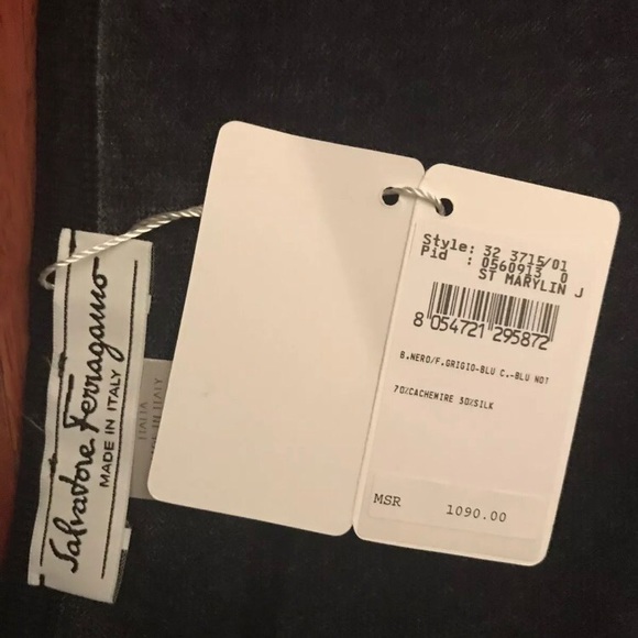 New Salvatore Ferragamo 70% Cashmere Scarf 65 X 41 - Picture 3 of 3